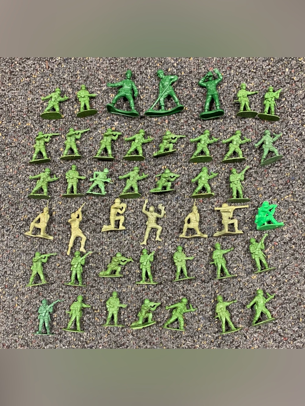 Vintage early 1990s lot of 43 military men plastic toy play set